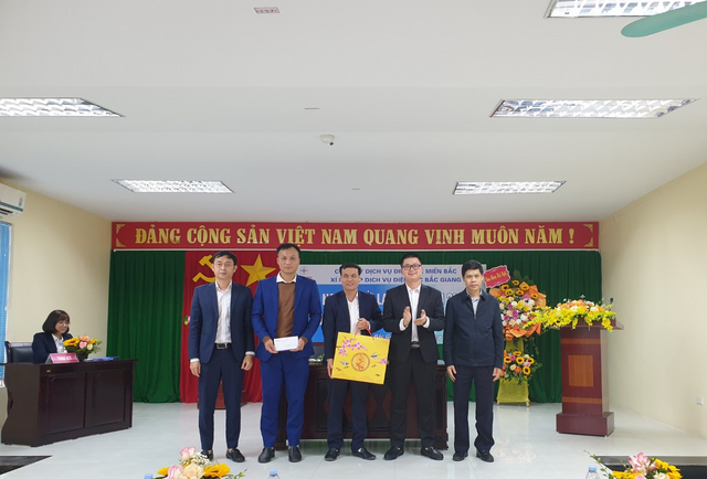 Xí nghiệp Dịch vụ Điện lực Bắc Giang quyết tâm hoàn thành kế hoạch SXKD, đảm bảo an toàn, nâng cao chất lượng dịch vụ khách hàng